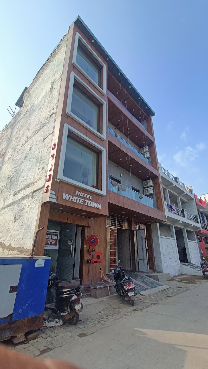 Hotel White Town